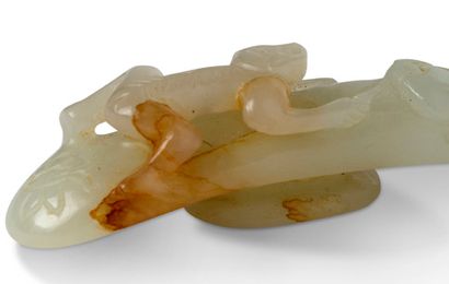 CHINE PERIODE JIAQING 


A white celadon jade fibula slightly infused with rust,...