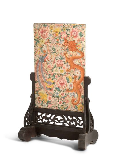 CHINE PERIODE GUANGXU 


粉红色家族的瓷器和珐琅彩面板，装饰着龙和凤的对峙，安放在千花背景上。有其木制的展示架。



尺寸：39 x 25.1厘米...