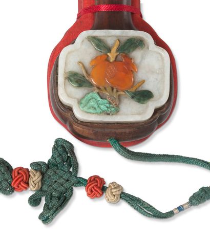 CHINE VERS 1900/1920 


Sceptre ruyi en bois orné de trois médaillons en jade, sertis...