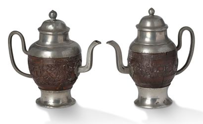 CHINE vers 1900 


Two pewter and coconut pendant pots, carved with scenes of pavilions,...