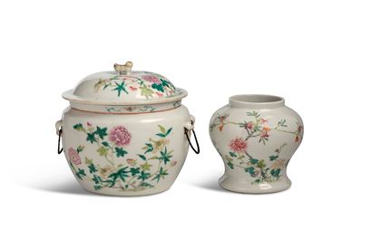 中国，20世纪上半叶

一件包括一个有盖的瓷器和Famille Rose珐琅器汤，装饰有菊花和开花灌木；以及一个小的瓷器和Famille...
