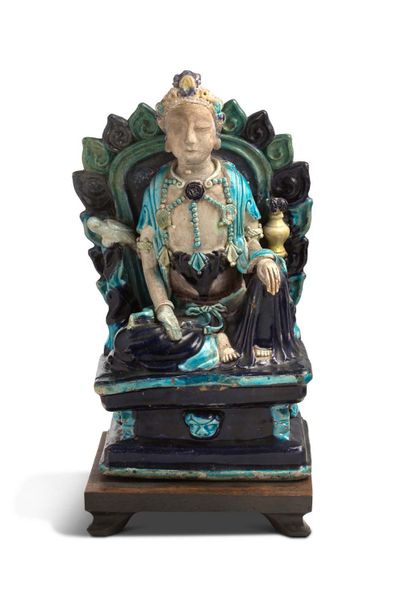 CHINE PÉRIODE KANGXI (1662-1722) 


绿松石、绿色和午夜蓝色珐琅彩的饼干雕像，表现观音菩萨在王座上悠然自得地坐着，周围是用花瓣装饰的曼陀罗。



Dim....