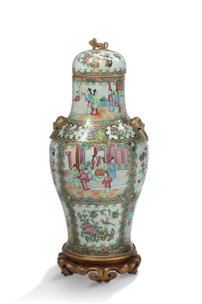 中国，19世纪

广州瓷器和法米勒珐琅覆盖的花瓶，饰以

雕刻的是动画人物，两个...