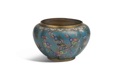 null Chine, vers 1900

Coupe à panse godronnée, en émaux cloisonnés sur cuivre, à...