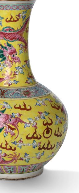 CHINE MARQUE ET ÉPOQUE GUANGXU (1876-1908) 


A pair of long-necked porcelain vases...