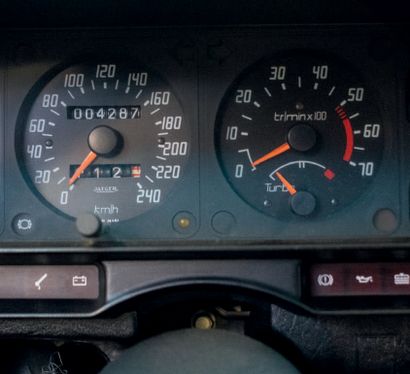 1986 Citroën CX 25 GTi Turbo 2 
高速公路上的TGV

雪铁龙测试车

最强大的CX版本



未经注册

底盘编号：131505



雪铁龙CX在推出时是一款令人热切期待的汽车。在接替DS的繁重任务下，它的销售在20年的职业生涯后逐渐失去动力，它最终以精湛的技艺迎接了挑战。作为雪铁龙系列的旗舰车型，它将结合传统和创新，象征着Quai...