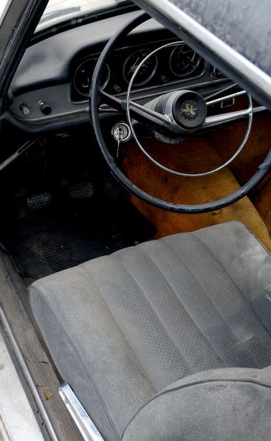 1967 Peugeot 404 Cabriolet 
谷仓出口

宾尼法利纳系列

注射版



法国注册

不含技术控制的销售

底盘编号6800578



我们介绍的标致404敞篷车于1967年5月22日上路，因此它属于1966年6月开始生产的第二系列。今天，它处于被从谷仓中取出的状态，所以为了恢复它，必须做大量的工作。车身最初是蓝色和奶油色的。车身和底盘上有穿孔腐蚀的痕迹。在内部，该车有黑色的皮革内饰和黄色的地毯，里程表显示为52...