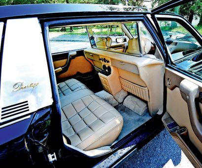 1988 Citroën CX Prestige séparation chauffeur ex-Mairie de Paris 
雅克-希拉克使用的汽车

非凡的历史

仅32000公里



法国注册

底盘编号：VF7MANP0001NP9112



CX是雪铁龙第一款采用前横置发动机的量产车。当它推出时，它以其出色的公路行驶品质和舒适性给记者留下了深刻印象。尽管在1974年首次亮相时受到了批评，但这一大型房车在商业上取得了成功。第二年，一个豪华的Prestige版本出现在目录中。它被延长了（25厘米），两年后屋顶被抬高。据说吉斯卡尔-德斯坦总统曾抱怨过坐在后排时头部空间不足的问题。事实上，CX很快就成为执政机构的象征性汽车，并被雅克-希拉克采用，他在1995年的总统选举当晚在香榭丽舍大街游行。当CX在1985年重新设计时，Prestige也采用了增压技术，正式成为最昂贵的雪铁龙。...