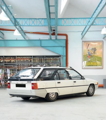 1986 Citroën BX 16 RS 
舒适和宽敞的空间

1990年代的偶像

服务小册子



法国注册

没有技术控制

底盘编号：VF7XBXE0001XE0019



在埃菲尔铁塔下揭幕的雪铁龙BX是该品牌历史上的一个重要车型。作为PSA时代设计的第一款汽车，它首先是使雪铁龙恢复盈利的汽车。由大师甘迪尼设计，具有典型的八十年代风格，是一款舒适、宽敞和安全的家庭汽车。...