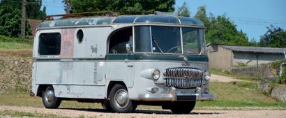 1953 Citroën Type H Camping Car Barou 
独特的模式

著名的汽车制造商

令人难以置信的原始状态



法国注册

底盘编号：59113



如果我们不得不命名或只保留一辆杰威尔品牌的标志性多功能车，那很可能就是H型车。1947年问世，到1981年才退休，在美学和技术上几乎没有任何发展。这种长寿在欧洲汽车生产史上是独一无二的。H型车机械结构简单，非常坚固，但也有非常多的功能，今天仍然受到高度关注。然而，由于生产了近50万辆，要找到一个健康的、可以使用的例子并不那么容易。在H型车中，如果车身是在工厂以外制造的，那就更不可能了。

在这几页插图的车辆的车身下，要认出一辆50年代的雪铁龙货车并不容易。然而，这确实是1953年的H型车，夏林先生是里昂一家蓬勃发展的专门提供车库设备的公司（Socome）的老板，同年委托阿尔代什省的车身设计师巴鲁负责。自1940年以来，让-巴鲁一直在罗讷河畔的库恩（Cournons-sur-Rhône）工作，他开始制造自行车拖车，这在占领时期非常受欢迎，解放后则转向赛车和多功能车。不得不说，环法自行车赛的复兴及其著名的宣传车队让公司忙得不可开交，尤其是为雷诺钢笔或报纸《midi...