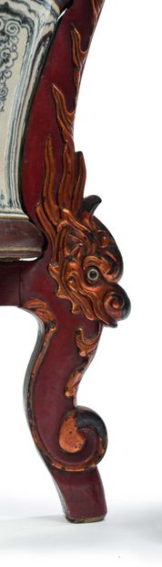 VIETNAM DU NORD XIVE - XVIE SIÈCLE, FOUR DE CHU ÐÂU 
一对炻器和青花瓷灯座，每个花瓶上都有一对四爪龙追逐珍珠的裂纹装饰。可移动花瓶的颈部有浮雕的佛教狮子，和飞翔的凤凰。花瓶的底部装饰有风格化的植物。

花瓶的四脚为红色和金色的木雕漆，形成四条龙（19世纪）。

总高度：94厘米...
