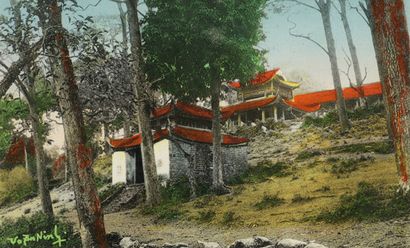 VIETNAM XXE SIÈCLE 
三张用多色颜料加强的明信片，表现了河内的文庙和其他各种景观，其中一张有摄影师Vô An Ninh（1907-2009）的签名。

视线尺寸：8...