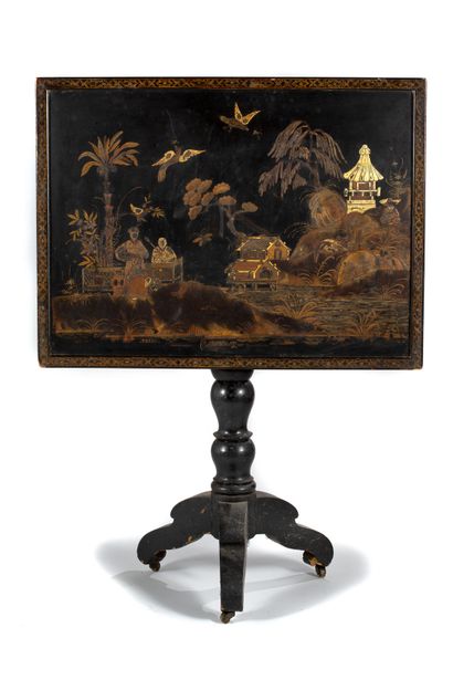 Chine du sud fin XIXe siècle 
Petite table tripode en bois foncé noir à plateau dépliant...