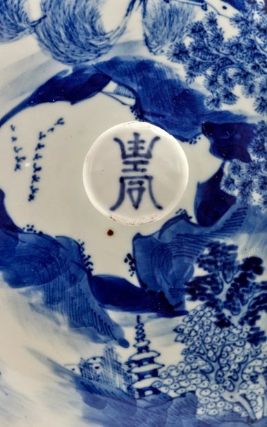VIETNAM XIXE SIÈCLE 
Bouillon couvert de forme circulaire, en porcelaine bleu-blanc...