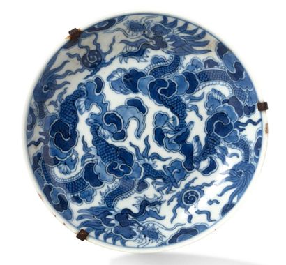 VIETNAM MILIEU XIXE SIÈCLE (1841-1847) 
A small porcelain cup decorated in blue underglaze...