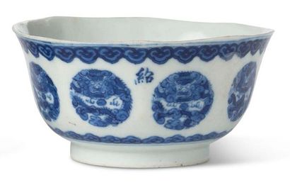 VIETNAM MILIEU XIXE SIÈCLE 两只六边形的瓷碗，以蓝色的釉下彩装饰着龙的徽章。一个被金属包围着。 每件的边缘都有 "Thiêu Tri"（1841-1847）的标记。...