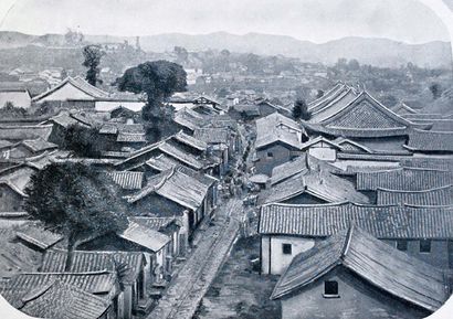 ALIX AYMÉ (1894-1989) Les toits de Yunnanfou Huile sur toile, située sur le chassis...