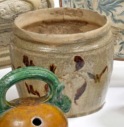 VIETNAM DU NORD XIE - XIVE SIÈCLE 
Stoneware jar with cracked cream glaze and brown...