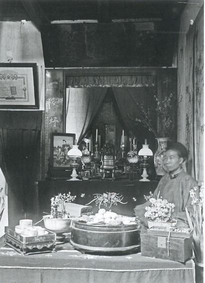 VU CAO DAM (1908-2000) Le culte des ancêtres, 1942 越南是一个受多种影响的国家，其历史的特点是多元文化和宗教的丰富性。在佛教、道教、儒教和天主教和平共处的同时，这个国家也有自己的祭祀祖先传统。其中，祭祖是一个必不可少的习俗。越南人长期将生者的世界与死者的世界联系在一起，他们习惯于呼唤逝去的祖先来保护他们。基于对亲缘关系的尊重和虔诚的义务，这种仪式虽然自古以来就存在，但由于受到半岛的影响从真正得到发展。最初，只有臣民对他们的君主有虔诚的义务，但儒家思想的发展将这一概念扩展到家庭结构。...