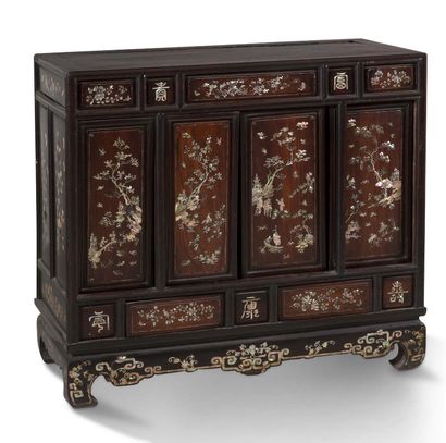 INDOCHINE, TRAVAIL DE NAM DINH VERS 1900 
Commode en bois de rose avec incrustations...