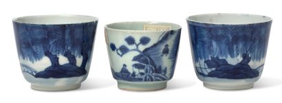 Vietnam vers 1900 
Set of thirteen porcelain sorbets decorated in blue underglaze...