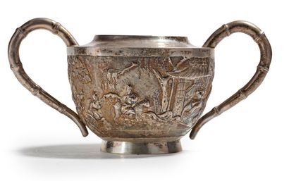 CHINE POUR LE VIETNAM XXE SIÈCLE 
Silver sugar bowl decorated with animated scenes...