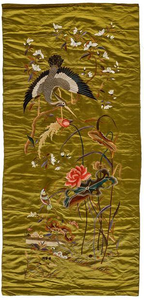 CHINE, CANTON DÉBUT XXE SIÈCLE 
Two satin silk panels embroidered with polychrome...