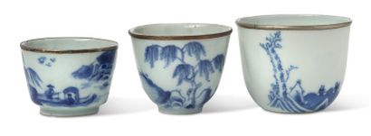 Vietnam vers 1900 
Set of thirteen porcelain sorbets decorated in blue underglaze...