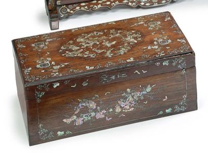 CHINE DU SUD - VIETNAM FIN XIXE SIÈCLE 
Rosewood box inlaid with mother-of-pearl,...