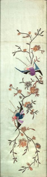 CHINE DU SUD XXE SIÈCLE 
Set of four panels embroidered on silk and polychrome threads,...
