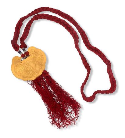 VIETNAM XXe siècle 
Gold kim khanh pendant, with biface decoration of bird among...