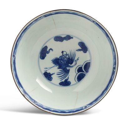 VIETNAM XIXE SIÈCLE 
Hue porcelain bowl, decorated in blue-white, with characters...