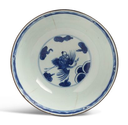 VIETNAM XIXE SIÈCLE 
Coupe en porcelaine de Hue, à décor en bleu-blanc, à décor de...