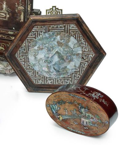 Vietnam vers 1900 
Lot comprising a small oval box decorated with a rider on a bridge...