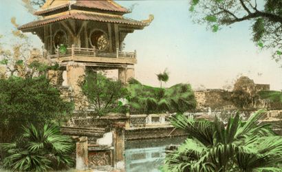 VIETNAM XXE SIÈCLE 
三张用多色颜料加强的明信片，表现了河内的文庙和其他各种景观，其中一张有摄影师Vô An Ninh（1907-2009）的签名。

视线尺寸：8...