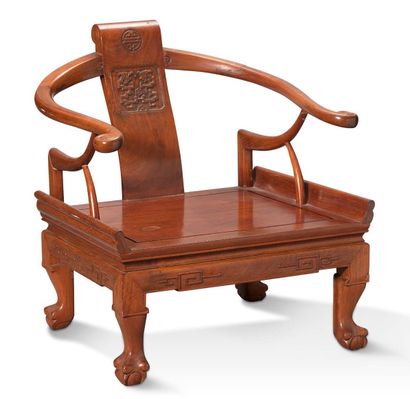 INDOCHINE FIN XIXE SIÈCLE 
浅色木质的 "马蹄形 "矮扶手椅。

靠背高度：75.5厘米 - 长度：56厘米

座椅深度：69厘米

...