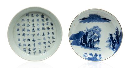 VIETNAM XIXE SIÈCLE 
Lot comprenant deux coupelles en porcelaine bleu-blanc, l’une...