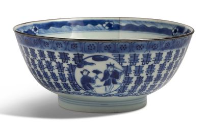 VIETNAM XIXE SIÈCLE 
Coupe en porcelaine de Hue, à décor en bleu-blanc, à décor de...