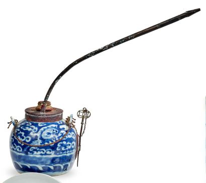 VIETNAM XIXe siècle 
Blue-white porcelain water pipe called Bleu de Huê, decorated...