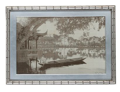 CHINE DU SUD DÉBUT XXE SIÈCLE 
一套四幅丝线刺绣图，其中两幅是灰色和黑色的色调，两幅是蓝色和绿色的色调，表现了有船的湖泊景观。

视线尺寸：17...