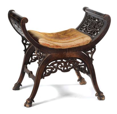 CHINE DU SUD XXE SIÈCLE 
Curved seat in stained rosewood with an orange and yellow...