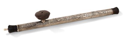 Indochine fin XIXe siècle 
Deux pipes à opium en métal argenté, ornées au repoussé...