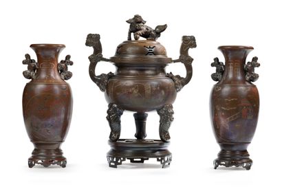 INDOCHINE VERS 1900 
一对花瓶和一个有盖的鼎形香水炉，手柄形成一个千龙，手柄形成如意头搁在一个底座上。

总高度：40厘米 - 花瓶的高度：31厘米





Đông...