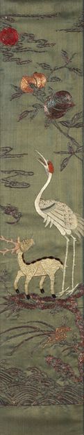 CHINE DU SUD XXE SIÈCLE 
一套三幅绣板，一幅表现孔雀在树下和红日下的岩石上翻跟头；另外两幅分别表现秋鹿和鹤在红日下的桃树下的长寿桃。

视线尺寸：54,5...
