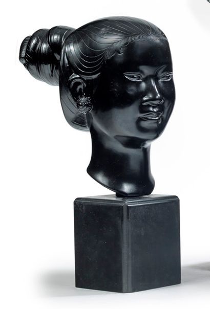 Ecole des Arts appliqués de Biên Hòa (Saïgon) 
老挝年轻妇女的头像，铜制底座，头发梳成发髻。

脖子上的印章。

H.27厘米

(有些划痕)





汉字的设计与制作：...