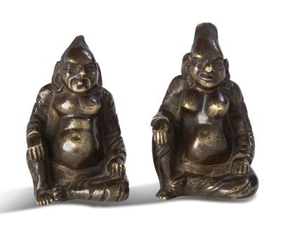 VIETNAM FIN XIXE SIÈCLE 
Two small opium weights representing an erotic couple.

H....