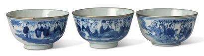 Vietnam vers 1900 
Six petits bols en porcelaine bleu-blanc à décor des sept sages...