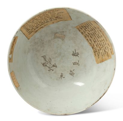 VIETNAM XVIIIe SIÈCLE Bol en porcelaine bleu-blanc à décor de calligraphies et oiseau....