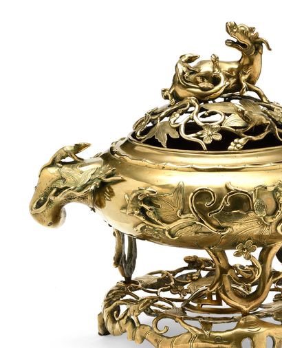 Vietnam vers 1900 
Grand brûle-parfum tripode en bronze de patine dorée, à décor...