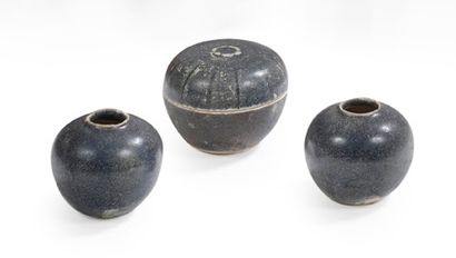 CHINE DU SUD, VIETNAM XXE SIÈCLE 
一套九件陶瓷，包括三个灰色的茶壶；两个小壶和一个带盖的奶油色和茄子绿色珐琅彩壶；以及三个珐琅彩陶瓷雕刻的幸福、繁荣、长寿的标志。

H....